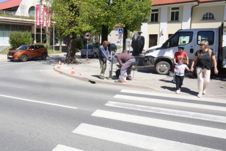 POSTAVLANJE NOVIH STEBRIČKOV PRED KD 07 FOTO LJUBO VUKELIČ